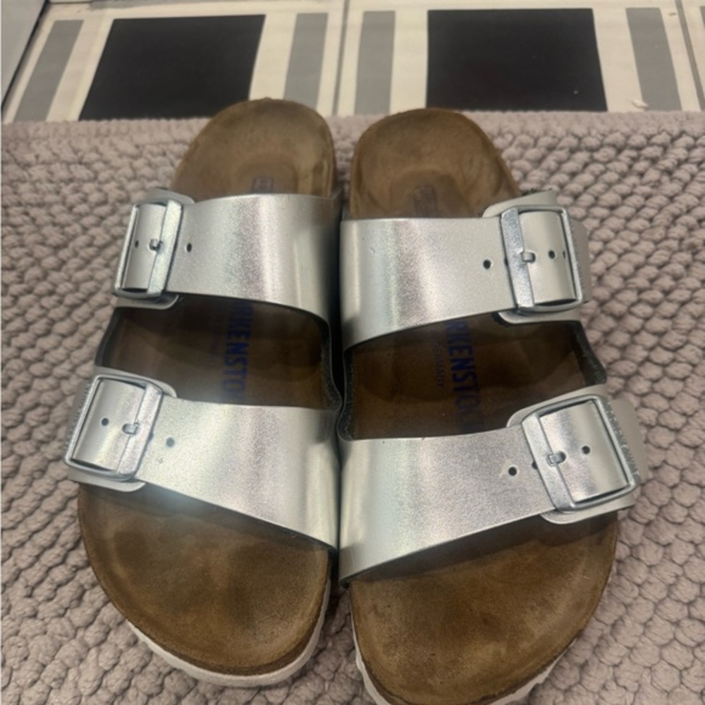 Birkenstock Shiny Silver Sandals - EXCELLENT CONDITION, barely worn. Zoom in👀